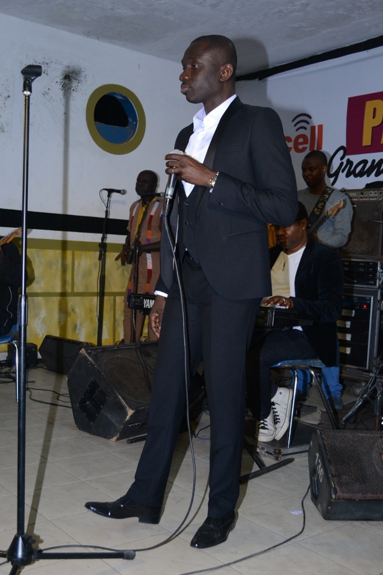 3 Photos: Pape Diouf très élégant dans son costume 3 Photos: Pape Diouf très élégant dans son costume