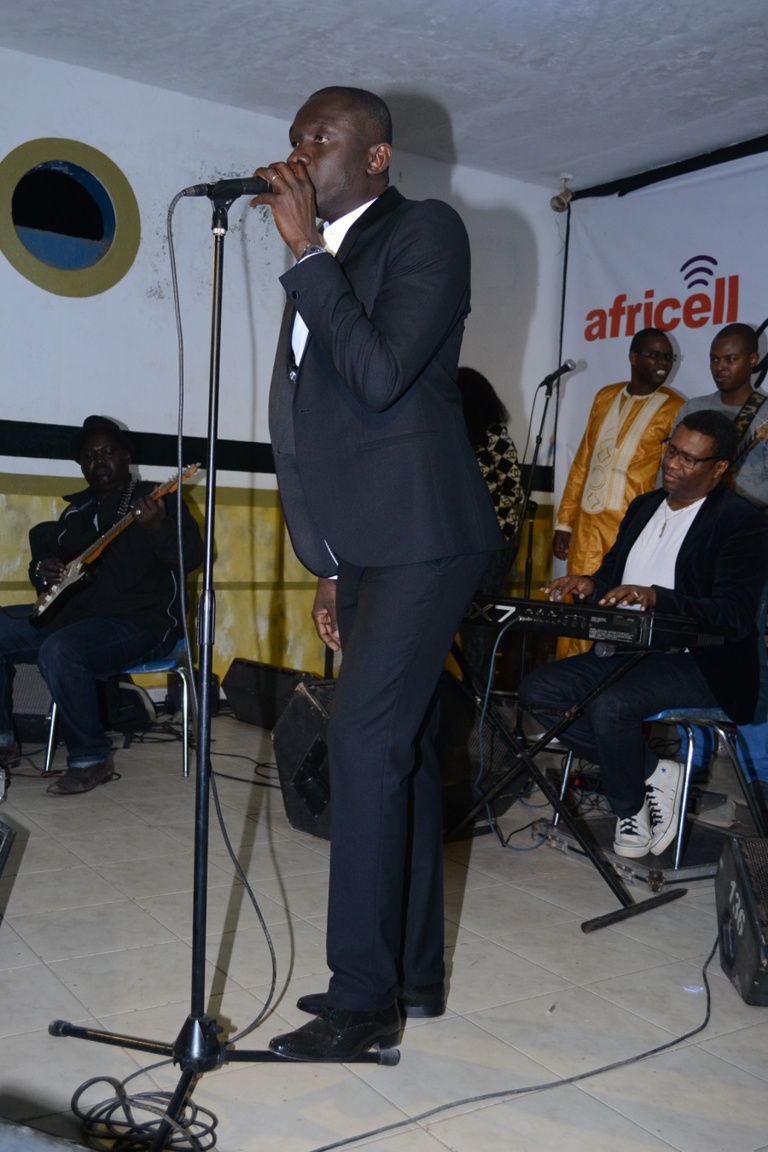 3 Photos: Pape Diouf très élégant dans son costume 3 Photos: Pape Diouf très élégant dans son costume