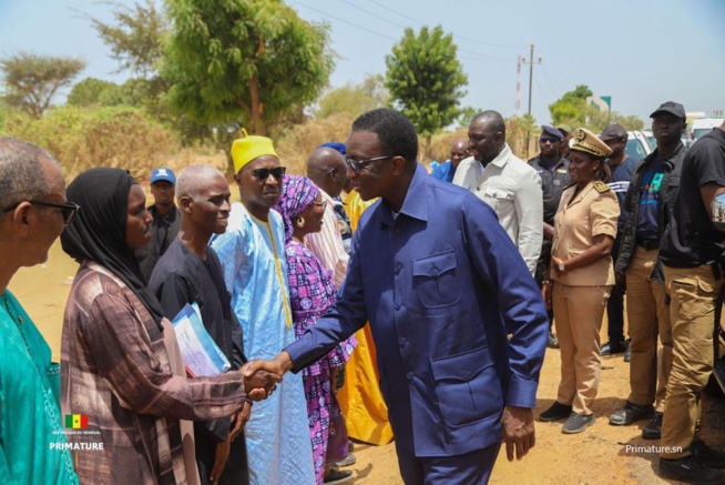 EN TOURNEE DANS LES MARCHES A BETAIS LE PREMIER MINISTRE AMADOU BA RASSURE ... EN TOURNEE DANS LES MARCHES A BETAIS LE PREMIER MINISTRE AMADOU BA RASSURE ...