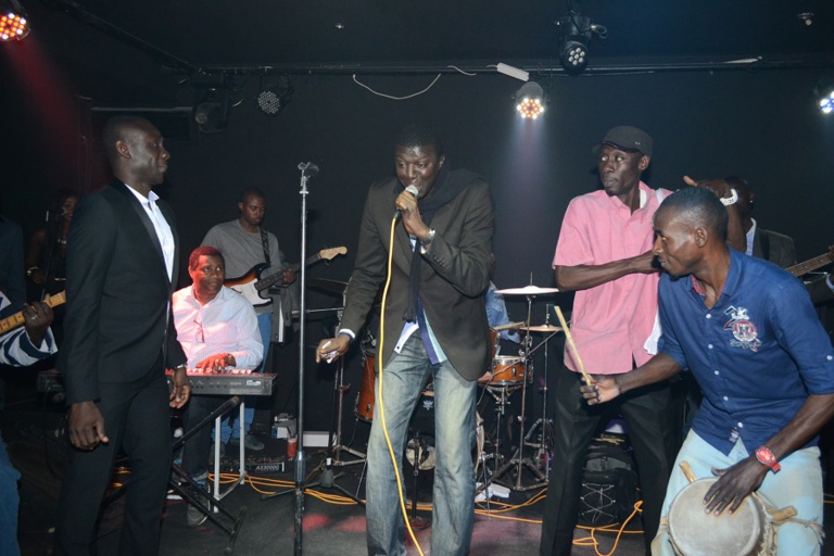 Après le succès de la Gambie: Pape Diouf casse la baraque au Baramundi. Regardez. Après le succès de la Gambie: Pape Diouf casse la baraque au Baramundi. Regardez.