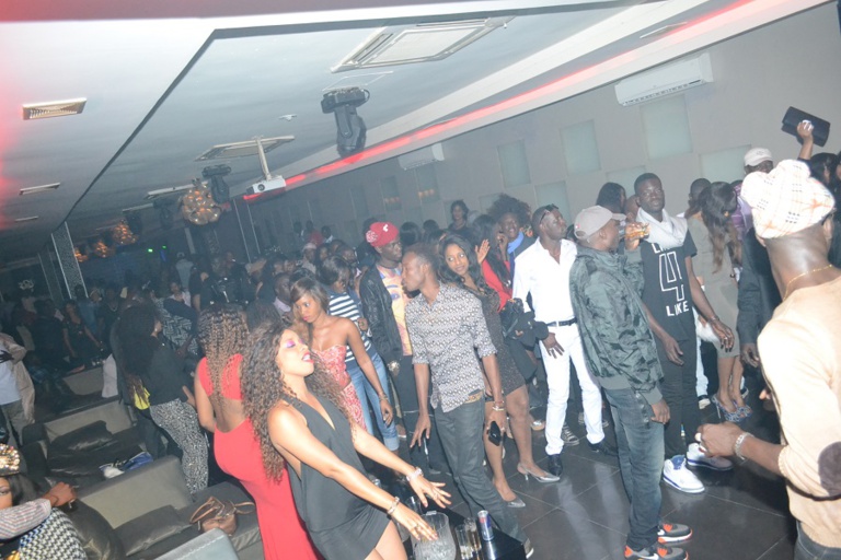 Après le succès de la Gambie: Pape Diouf casse la baraque au Baramundi. Regardez. Après le succès de la Gambie: Pape Diouf casse la baraque au Baramundi. Regardez.