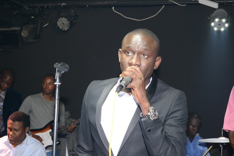 Après le succès de la Gambie: Pape Diouf casse la baraque au Baramundi. Regardez. Après le succès de la Gambie: Pape Diouf casse la baraque au Baramundi. Regardez.