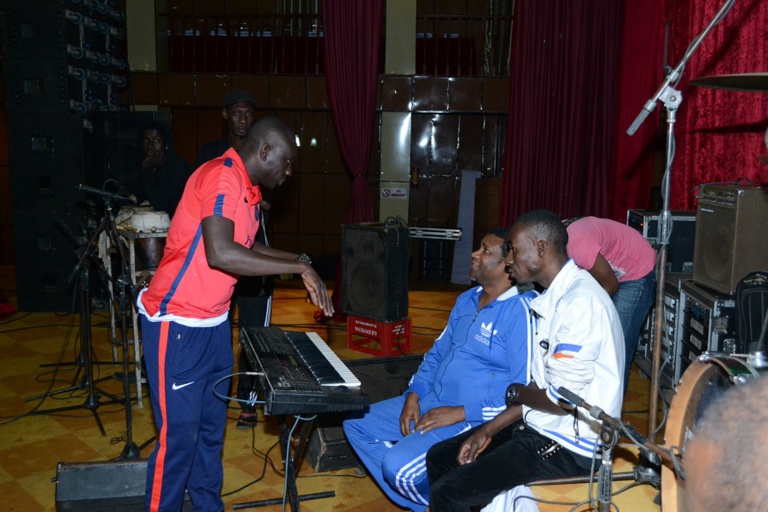 Pape Diouf a fond pour le "rakadiou" avec l'amical des employés de la pharmacie Guigon ce samedi 17 janvier au grand théâtre. Pape Diouf a fond pour le "rakadiou" avec l'amical des employés de la pharmacie Guigon ce samedi 17 janvier au grand théâtre.