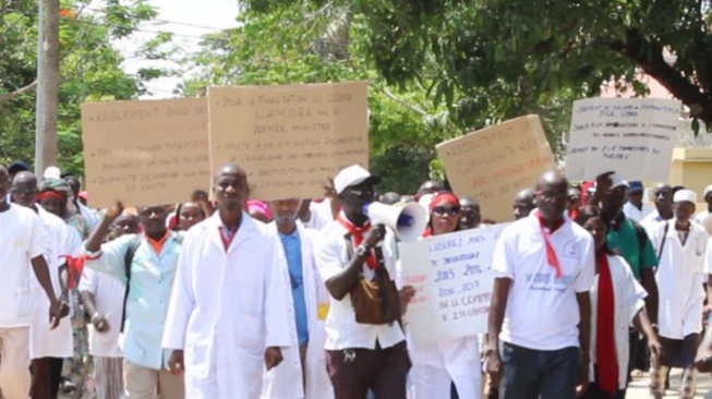 Pas de bourses, pas de logements et envoyés loin de leurs familles : les étudiants en anesthésie et réanimation menacent Pas de bourses, pas de logements et envoyés loin de leurs familles : les étudiants en anesthésie et réanimation menacent