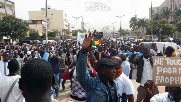 Charlie Hebdo: au moins un millier de manifestants à Dakar, drapeau français brûlé Charlie Hebdo: au moins un millier de manifestants à Dakar, drapeau français brûlé