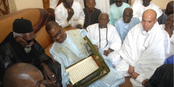 Un messager du Khalife de Touba chez Karim Wade ce dimanche pour lui demander de mettre fin à la grève de la faim Un messager du Khalife de Touba chez Karim Wade ce dimanche pour lui demander de mettre fin à la grève de la faim