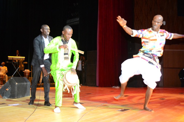 Les images du "rakadiou show" de l'amicale des employés de la pharmacie Guigon. Regardez Les images du "rakadiou show" de l'amicale des employés de la pharmacie Guigon. Regardez