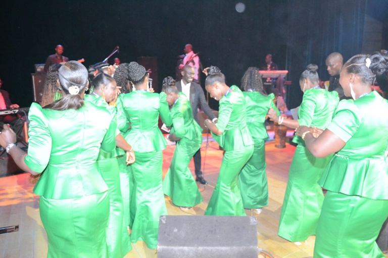 Les images du "rakadiou show" de l'amicale des employés de la pharmacie Guigon. Regardez Les images du "rakadiou show" de l'amicale des employés de la pharmacie Guigon. Regardez