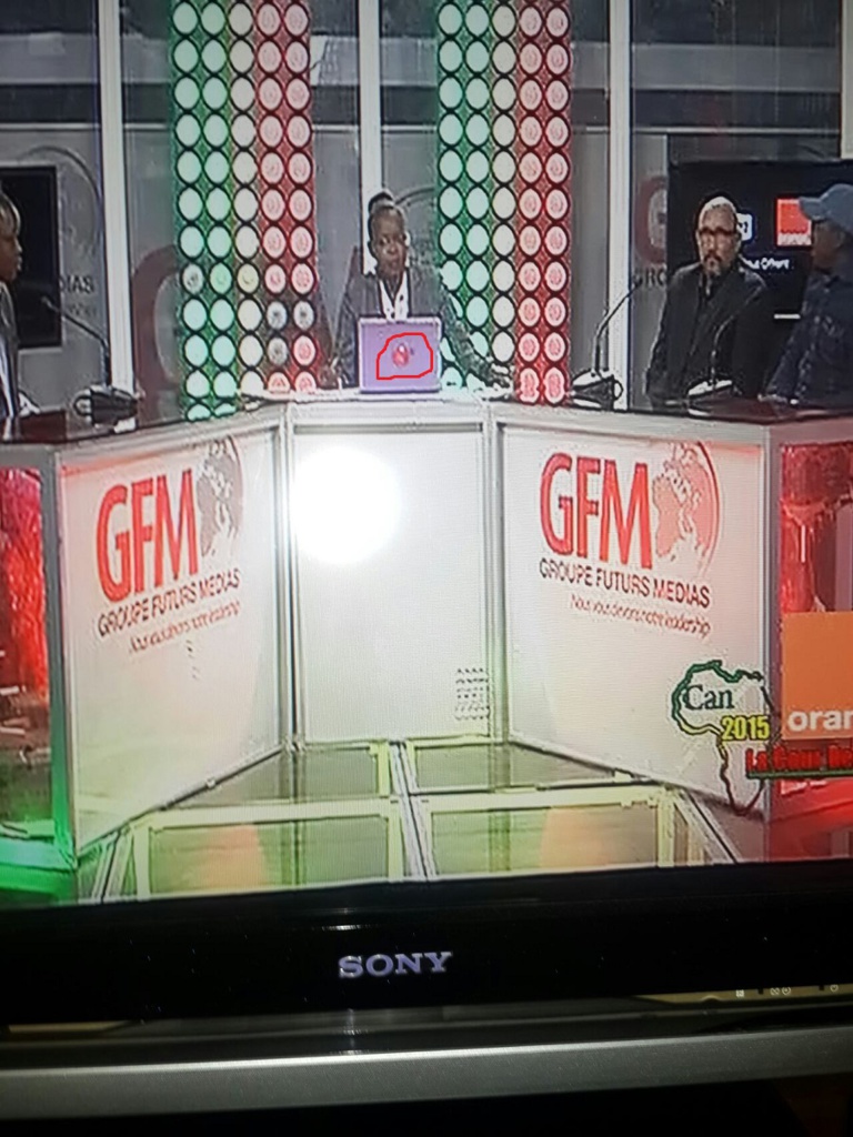 Insolite: Mame Fatou Ndoye utilise le scotch pour masquer le logo de Apple sur son laptot . Insolite: Mame Fatou Ndoye utilise le scotch pour masquer le logo de Apple sur son laptot .