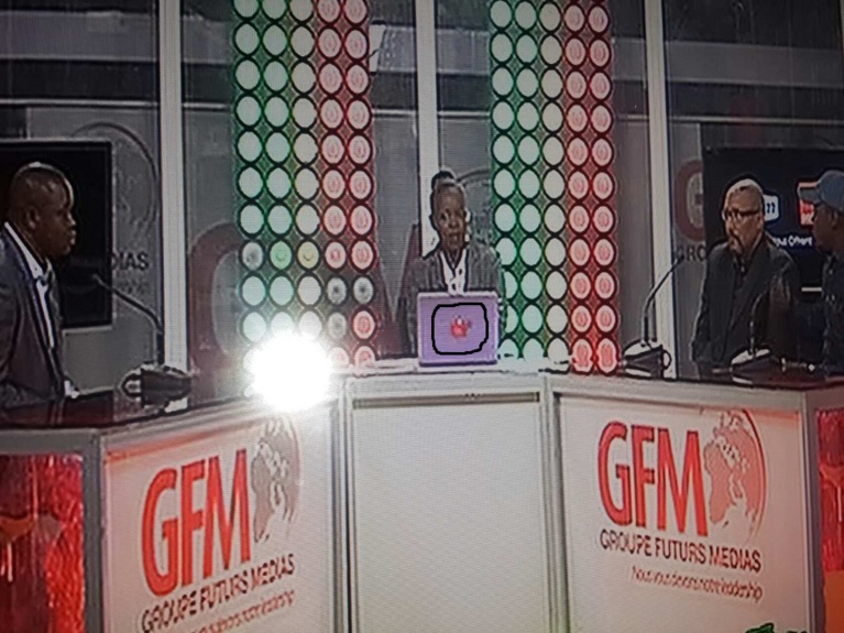 Insolite: Mame Fatou Ndoye utilise le scotch pour masquer le logo de Apple sur son laptot . Insolite: Mame Fatou Ndoye utilise le scotch pour masquer le logo de Apple sur son laptot .