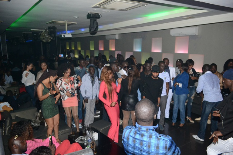 Images: Le rendez-vous dominical des Almadies Pape Diouf monopolise le spectacle au Baramundi