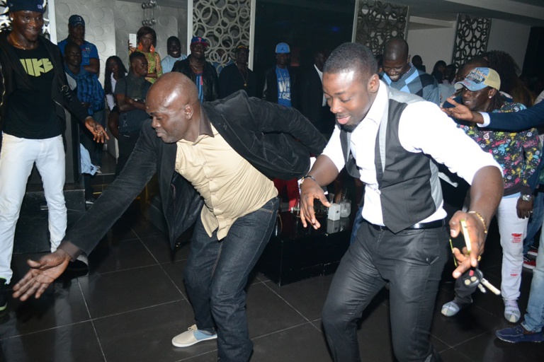 Alou le bras droit du label prince art dans ses oeuvres de "mbandakatt" Alou le bras droit du label prince art dans ses oeuvres de "mbandakatt"