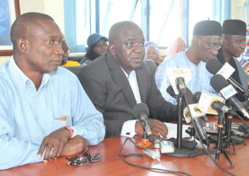 L'opposition tire encore sur le Président Macky: "Il est Charlie le dimanche, anti-Charlie le lundi" L'opposition tire encore sur le Président Macky: "Il est Charlie le dimanche, anti-Charlie le lundi"