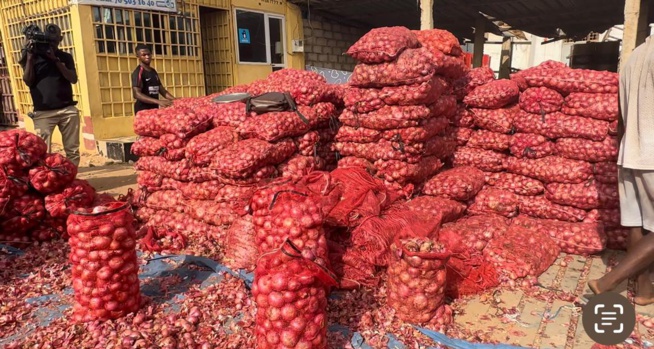 Le Premier Ministre, Ministre de l’Elevage et des Productions animales Amadou BA, a effectué, une série de visites dans les différents points de vente de moutons et d'approvisionnement du marché. Le Premier Ministre, Ministre de l’Elevage et des Productions animales Amadou BA, a effectué, une série de visites dans les différents points de vente de moutons et d'approvisionnement du marché.