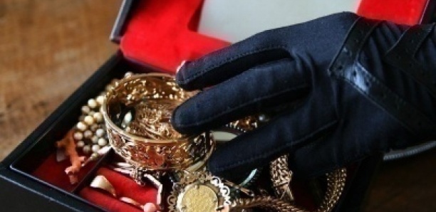 Follement amoureuse de Amadou Ba: L'écolière Thioro C. brade la parure en or de sa mère pour lui payer des habits pour la Tabaski Follement amoureuse de Amadou Ba: L'écolière Thioro C. brade la parure en or de sa mère pour lui payer des habits pour la Tabaski
