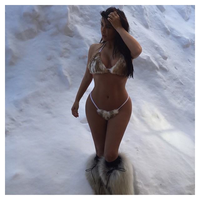 Kim Kardashian en petite tenue dans la neige (PHOTO)