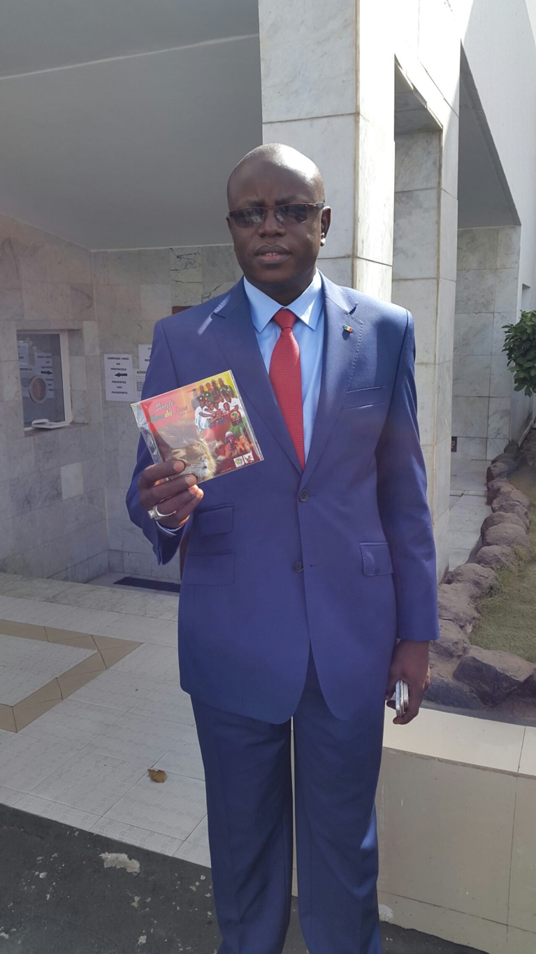 Le patron de "Senart Vision" lance le concept 1000% derriére les lions de la téranga. Regardez Le patron de "Senart Vision" lance le concept 1000% derriére les lions de la téranga. Regardez