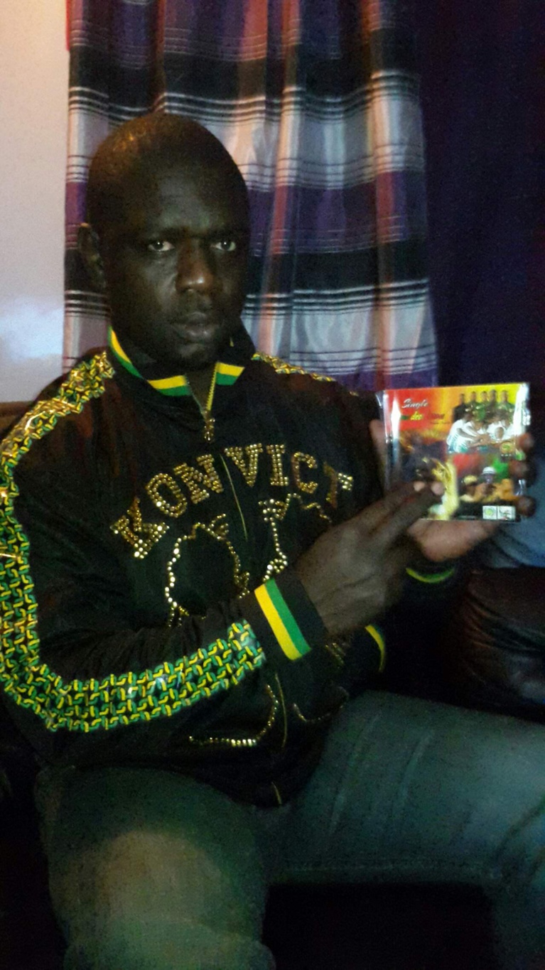 Le patron de "Senart Vision" lance le concept 1000% derriére les lions de la téranga. Regardez Le patron de "Senart Vision" lance le concept 1000% derriére les lions de la téranga. Regardez