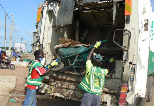 Hygiène-Environnement : La SONAGED mobilise 7 300 personnes pour débarrasser les communes des tas d’ordures d'après Tabaski Hygiène-Environnement : La SONAGED mobilise 7 300 personnes pour débarrasser les communes des tas d’ordures d'après Tabaski