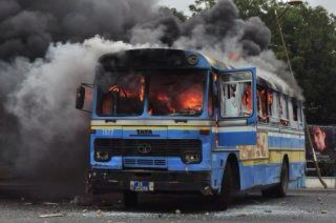 Affaire du bus DDD incendié devant l'UCAD: Filmé par les caméras du véhicule, un fils d'un dignitaire du PDS arrêté ! Affaire du bus DDD incendié devant l'UCAD: Filmé par les caméras du véhicule, un fils d'un dignitaire du PDS arrêté !