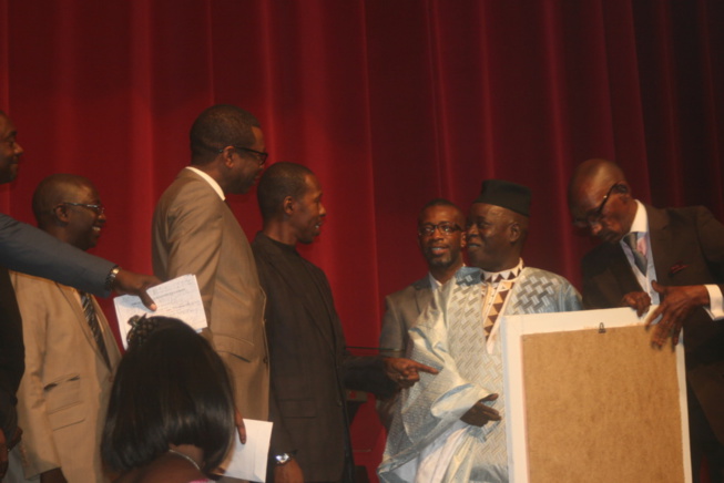 La surprise de Kouthia à Cheikh Amar : un tableau de son père. Regardez La surprise de Kouthia à Cheikh Amar : un tableau de son père. Regardez