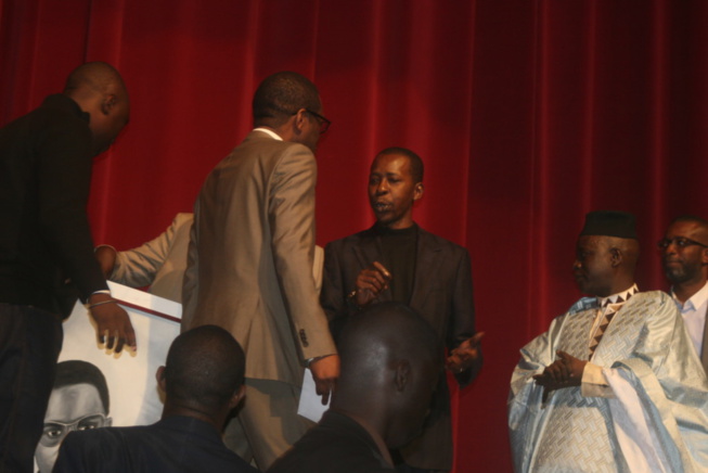 La surprise de Kouthia à Cheikh Amar : un tableau de son père. Regardez La surprise de Kouthia à Cheikh Amar : un tableau de son père. Regardez