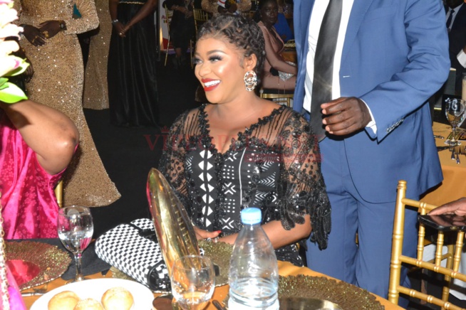 Cauris d'Or: Cauris du Leader Futur de l'année 2023 décerné au PDG de RAF PROD Mme Gaye Zeynab Clara pour l'Excellence conquise dans la production. Cauris d'Or: Cauris du Leader Futur de l'année 2023 décerné au PDG de RAF PROD Mme Gaye Zeynab Clara pour l'Excellence conquise dans la production.