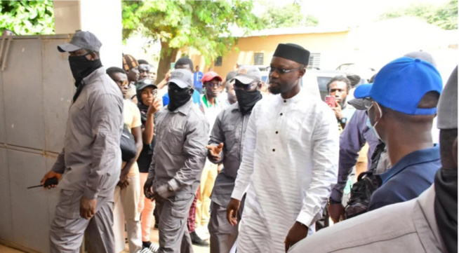 Prison de Mbour : Bataille sanglante entre des gardes du corps d'Ousmane Sonko et des gangsters Prison de Mbour : Bataille sanglante entre des gardes du corps d'Ousmane Sonko et des gangsters