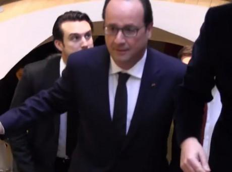 François Hollande et sa "chienne officielle" : les images censurées par l'Elysée dévoilées !
