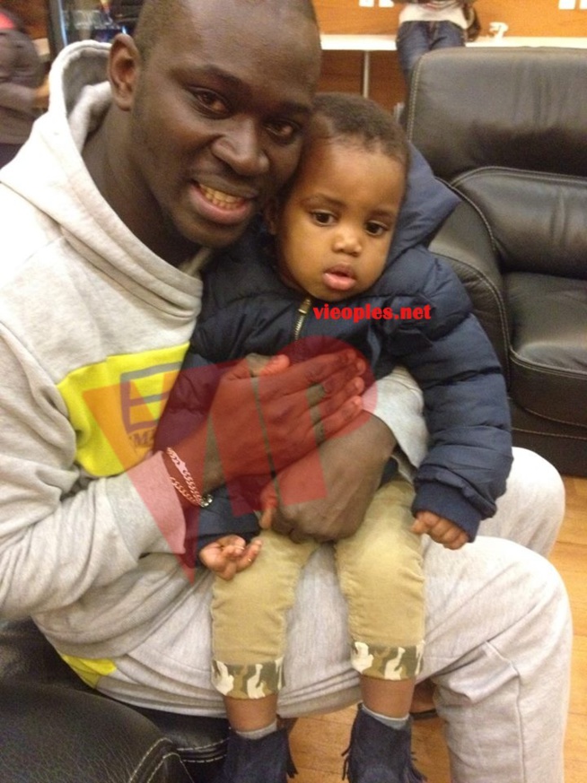 Lamine Nar Seck assure le rôle de papa pour son frère Waly avec la petite Momy fille de Penda Niang