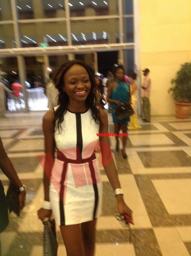 Mariama Diedhiou, la journaliste de actusen.com souriante dans sa robe courte