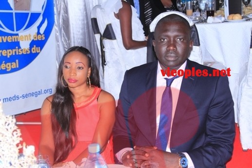 Le patron de senxibar en compagnie de son épouse: "Alalou golo ci lékh ba" Le patron de senxibar en compagnie de son épouse: "Alalou golo ci lékh ba"