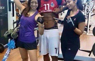 Précision de Diouf: Cette photo a été prise lors d'un combat de thaï dix jours avant le match du Sénégal Précision de Diouf: Cette photo a été prise lors d'un combat de thaï dix jours avant le match du Sénégal