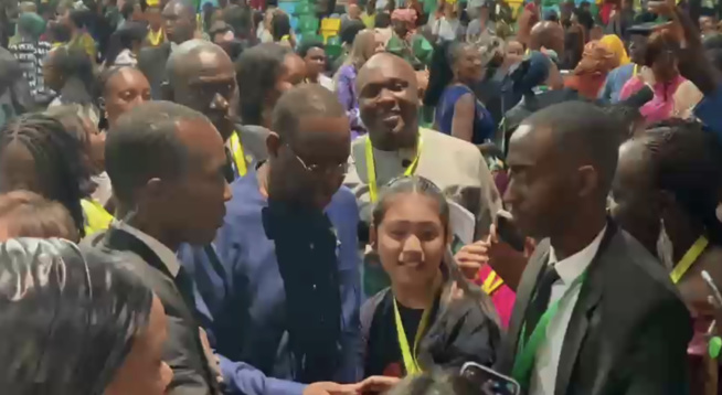 Kigali/ Avec un public composite très enthousiaste: Le président de la République, Macky Sall accueilli en héros, profite déjà, des fruits de son acte Kigali/ Avec un public composite très enthousiaste: Le président de la République, Macky Sall accueilli en héros, profite déjà, des fruits de son acte