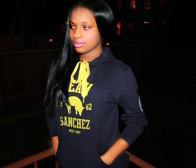 La belle Aicha Ndiaye, strip-teaseuse et vidéo girl de Miami. Regardez