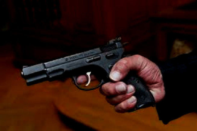 Après une altercation avec son colocataire : Mohamed Bal brandit une arme à feu avant de tirer en l’air Après une altercation avec son colocataire : Mohamed Bal brandit une arme à feu avant de tirer en l’air