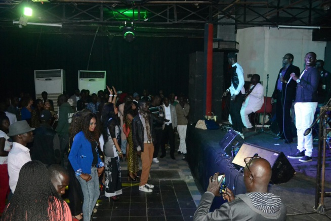 Images: Le thiossane night vibre au rythme du "rakadiou show" avec les " rakadioumans" de Dakar