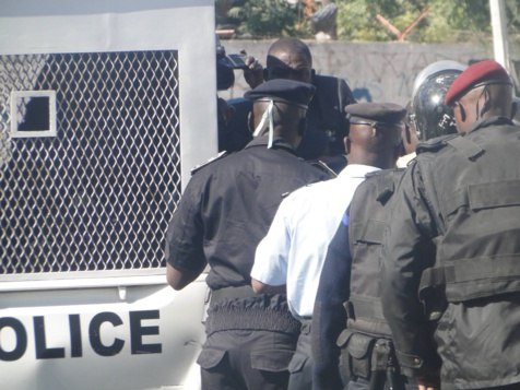 Voulant manifester à tout prix: 12 responsables du FPDR arrêtés Voulant manifester à tout prix: 12 responsables du FPDR arrêtés