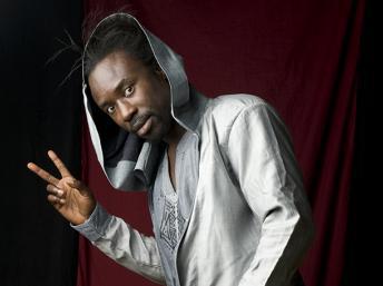 Le voyage acoustique de Sidy Samb Sunu, nouvel album du chanteur sénégalais disponible ce lundi sur le marché.
