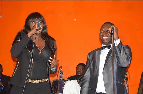 20 IMAGES: Présentation de son nouvel album au just 4 u: Salam signe son retour en force sur la scène musicale avec une vente de plus de 250 Cd. 20 IMAGES: Présentation de son nouvel album au just 4 u: Salam signe son retour en force sur la scène musicale avec une vente de plus de 250 Cd.