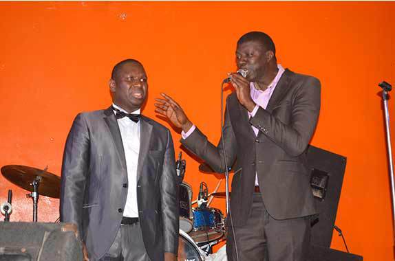 20 IMAGES: Présentation de son nouvel album au just 4 u: Salam signe son retour en force sur la scène musicale avec une vente de plus de 250 Cd. 20 IMAGES: Présentation de son nouvel album au just 4 u: Salam signe son retour en force sur la scène musicale avec une vente de plus de 250 Cd.