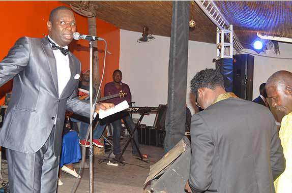 20 IMAGES: Présentation de son nouvel album au just 4 u: Salam signe son retour en force sur la scène musicale avec une vente de plus de 250 Cd. 20 IMAGES: Présentation de son nouvel album au just 4 u: Salam signe son retour en force sur la scène musicale avec une vente de plus de 250 Cd.