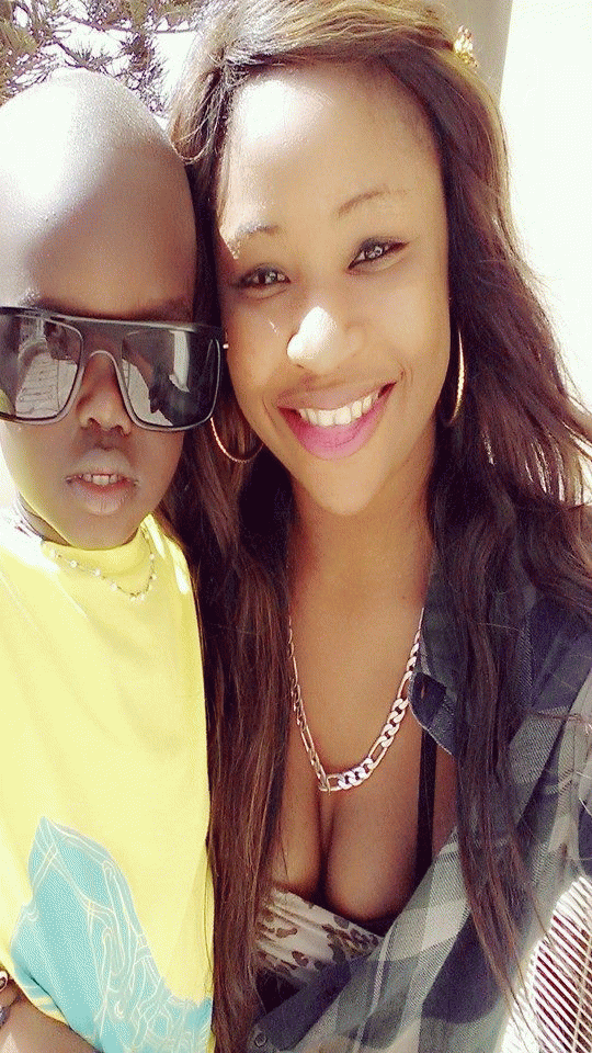 Voici le fils de l'animateur de la TFM Pape Cheikh Diallo et sa mère Voici le fils de l'animateur de la TFM Pape Cheikh Diallo et sa mère