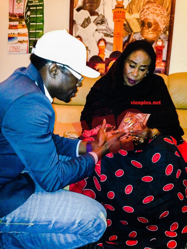 Quand maman Daro Mbaye bénit l'album de son fils Sidy Samb. Regardez