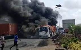 Drame à Yarakh: Des cocktails molotov jetés dans un bus Tata font deux morts et plusieurs blessés Drame à Yarakh: Des cocktails molotov jetés dans un bus Tata font deux morts et plusieurs blessés