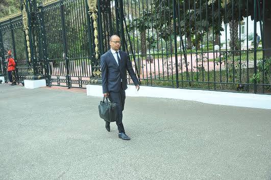 Après sa panne de son véhicule Souleymane Jules Diop se dirige résolument vers le palais... Après sa panne de son véhicule Souleymane Jules Diop se dirige résolument vers le palais...