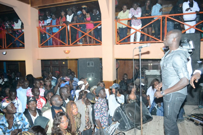 Images:La banlieue a répondu présent à son fils Pape Diouf avec un "show rakadiou" au Ravin Images:La banlieue a répondu présent à son fils Pape Diouf avec un "show rakadiou" au Ravin