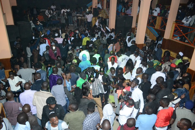 Images:La banlieue a répondu présent à son fils Pape Diouf avec un "show rakadiou" au Ravin Images:La banlieue a répondu présent à son fils Pape Diouf avec un "show rakadiou" au Ravin