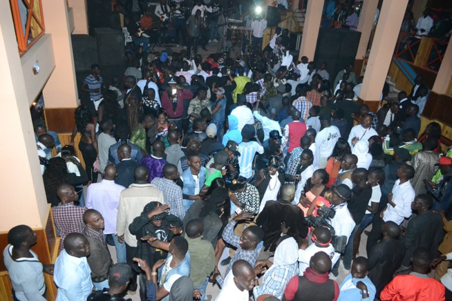 Images:La banlieue a répondu présent à son fils Pape Diouf avec un "show rakadiou" au Ravin Images:La banlieue a répondu présent à son fils Pape Diouf avec un "show rakadiou" au Ravin