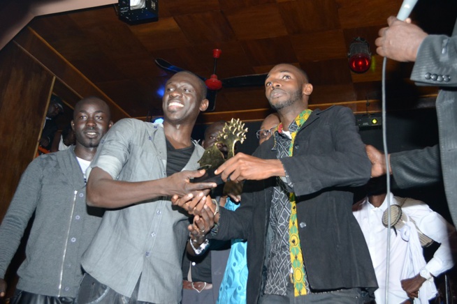 Images:La banlieue a répondu présent à son fils Pape Diouf avec un "show rakadiou" au Ravin Images:La banlieue a répondu présent à son fils Pape Diouf avec un "show rakadiou" au Ravin